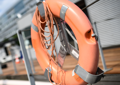 Rettungsring an Schiff