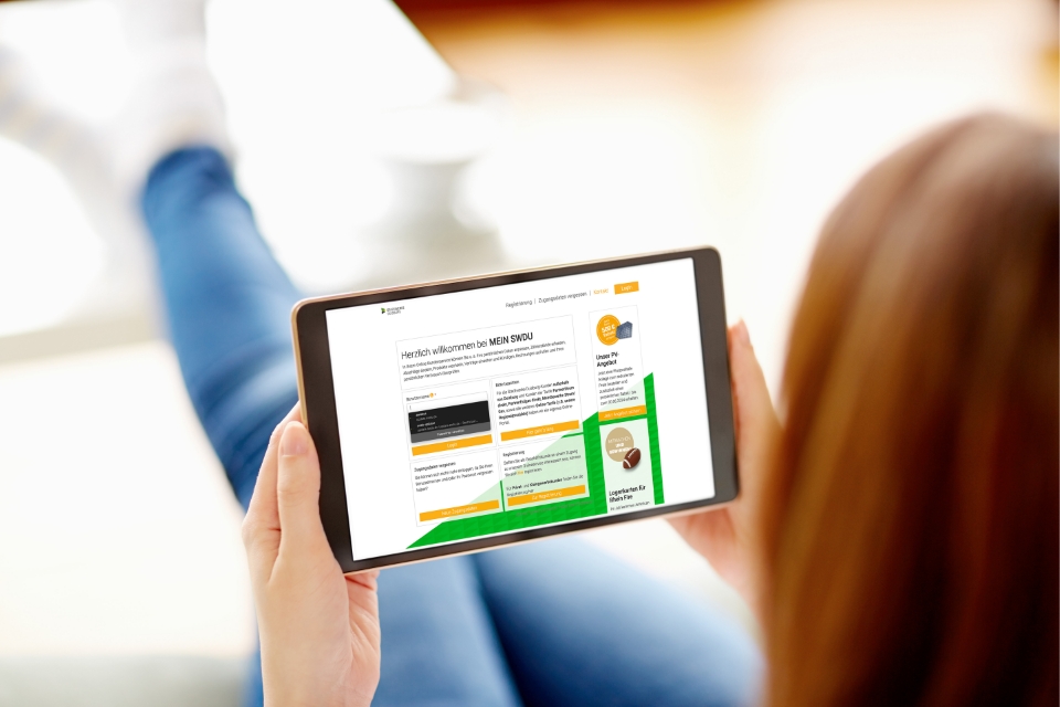 Frau schaut auf ein Tablet