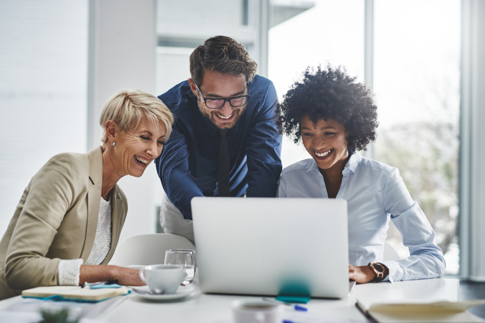 Kollegen schauen auf einen Laptop