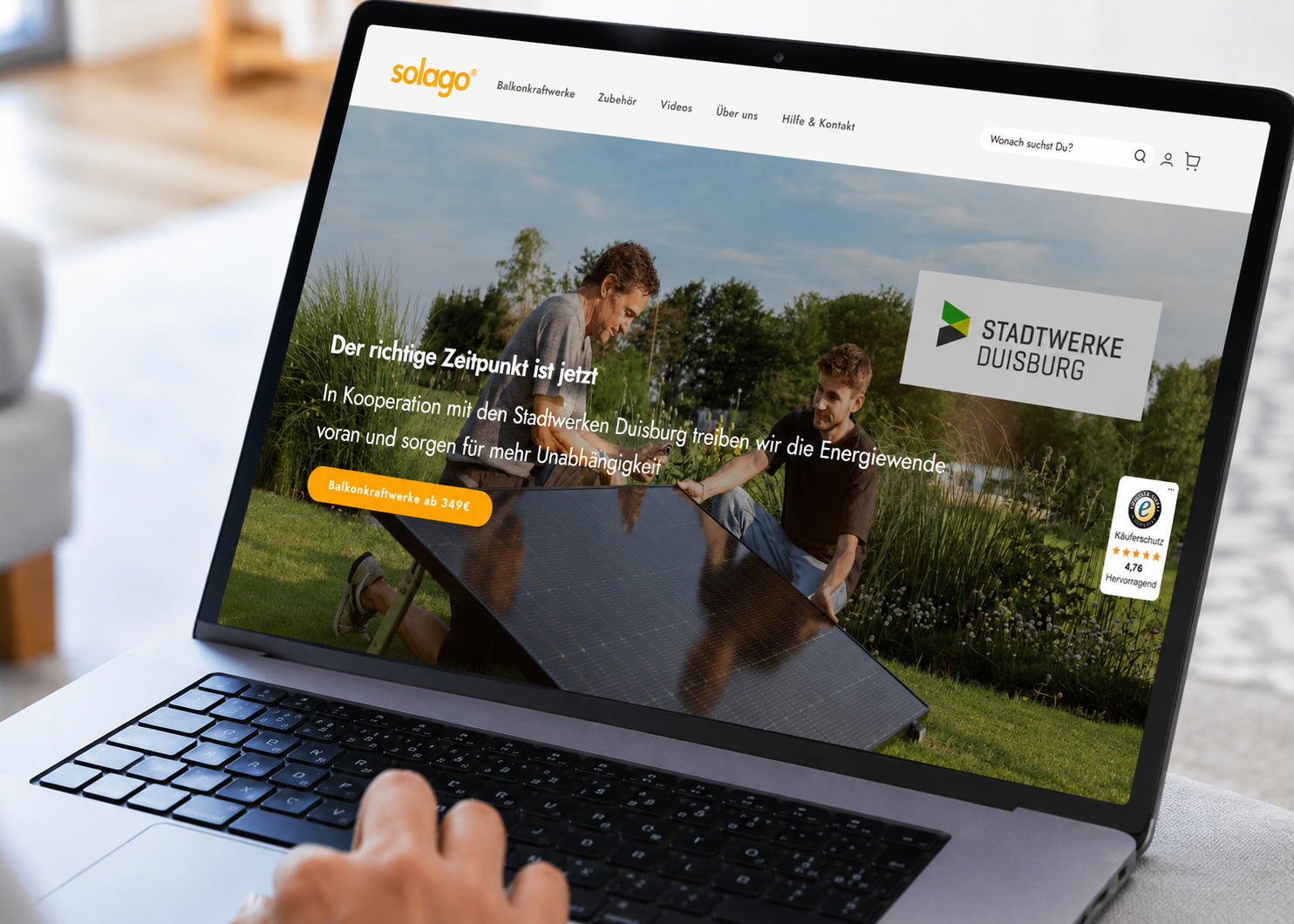 Laptop mit Übersichtsseite von Balkonkraftwerken unseres Partners solago
