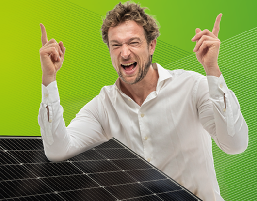 Mann mit Photovoltaik-Modul