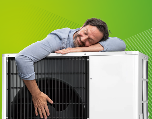Mann umarmt eine Wärmepumpe