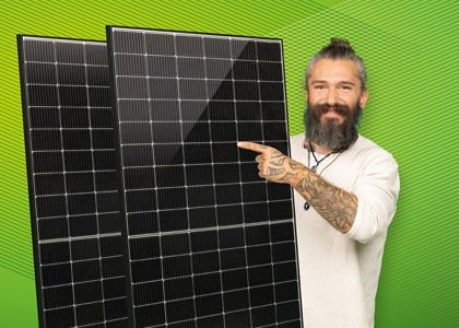 Mann mit Balkonkraftwerk