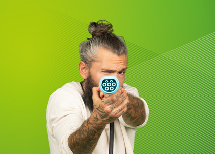 Mann mit Ladekabel für E-Auto in der Hand