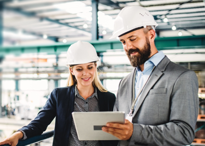 Kollegengespräch in Industriehalle