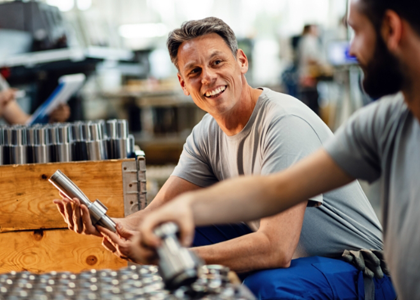 Mitarbeiter im Fertigungsbetrieb