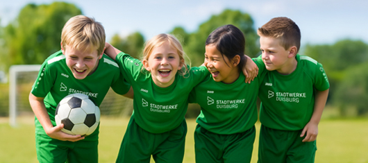 Lachende Kinder in Stadtwerke-Trikots