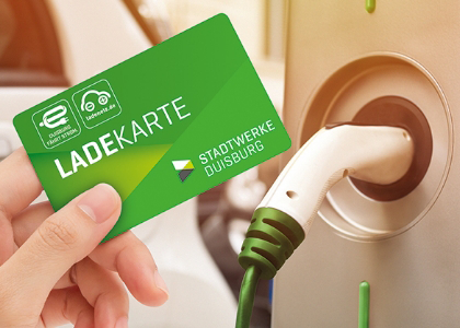 Die Stadtwerke-Ladekarte vor einer Tanksäule