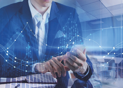 Mann schaut auf sein Smartphone