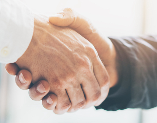 Kräftiger Händedruck zweier Geschäftsmänner