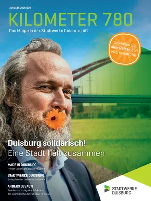 Mann mit Blume im Mund