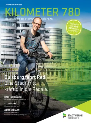 Mann auf Fahrrad im Innenhafen