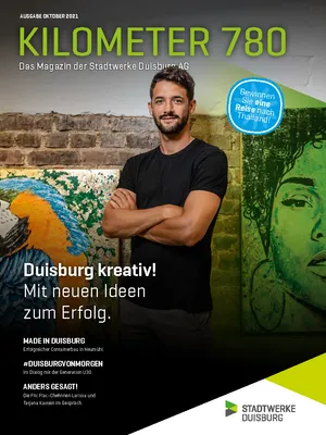 Mann vor Kunstwerken