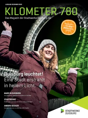 Frau vor Tiger and Turtle-Denkmal