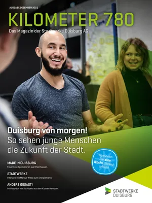 Mann lacht in die Kamera