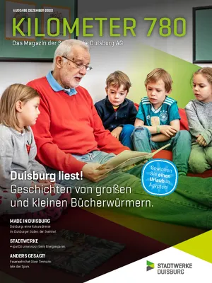 Älterer Herr liest Kindern vor