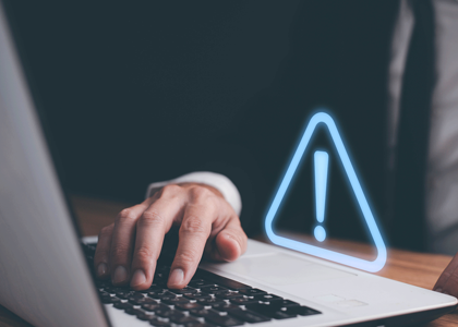 Laptoptastatur mit Achtung-Zeichen