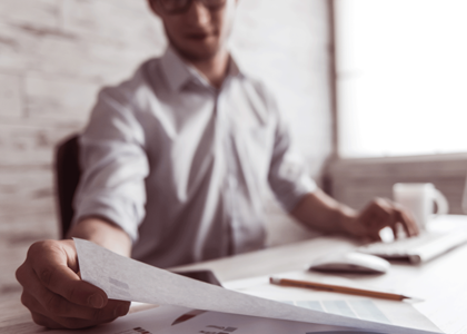 Mann überprüft Unterlagen