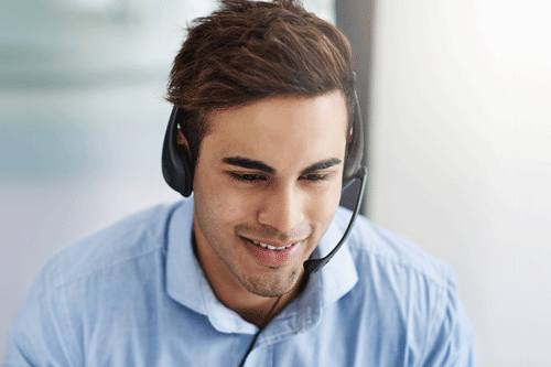 Call-Center-Agent mit einem Headset. 