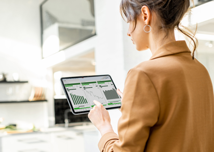 Frau schaut auf Tablet