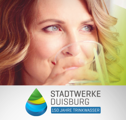 Titelbild: Frau trinkt Wasser aus einem Glas