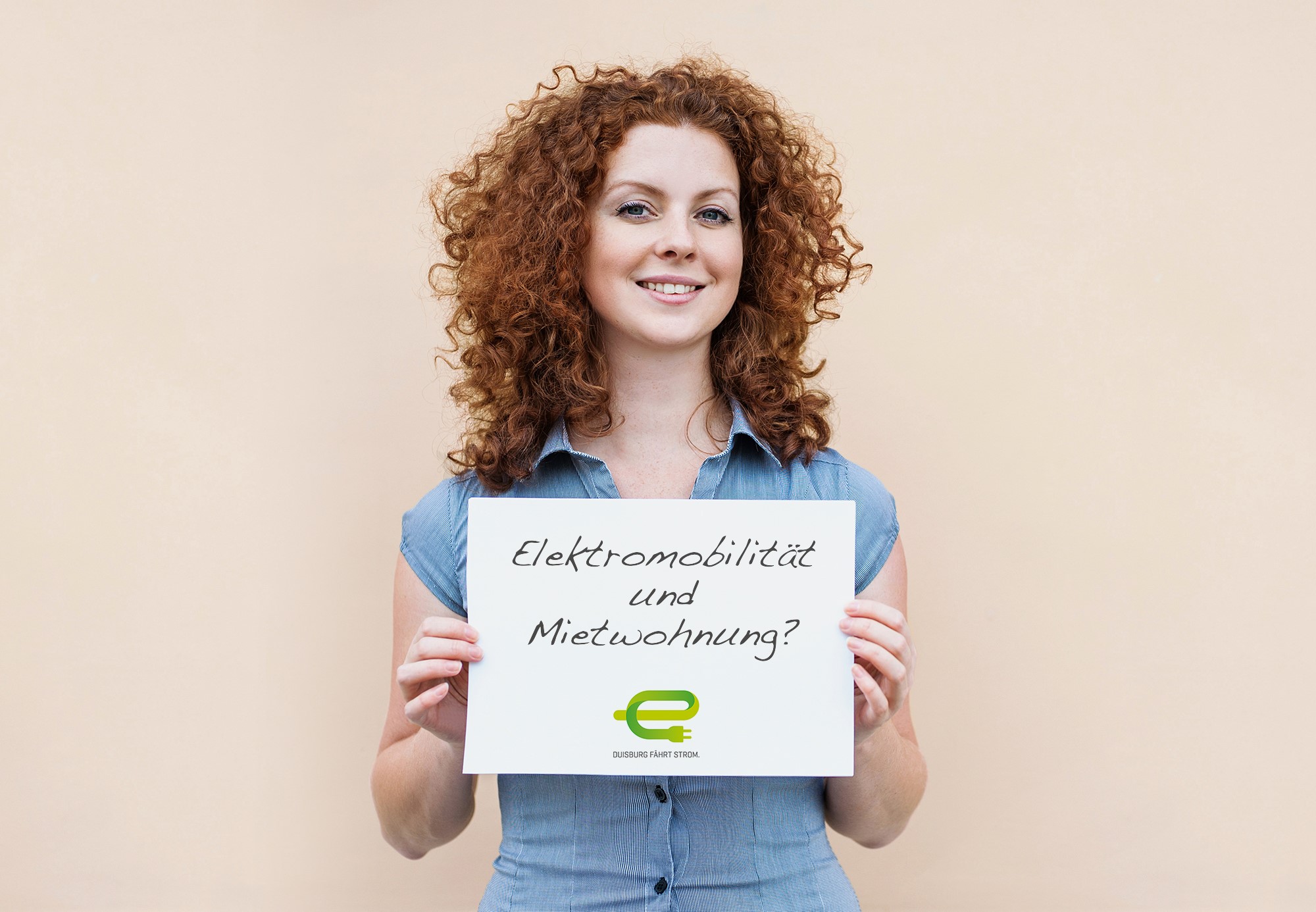 Junge Frau mit Schild