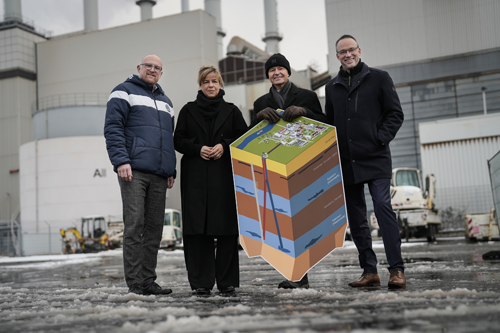 Gruppenbild mit NRW-Wirtschaftsministerin Mona Neubaur, Oberbügermeister Sören Link und Verantwortlichen der Stadtwerke Duisburg