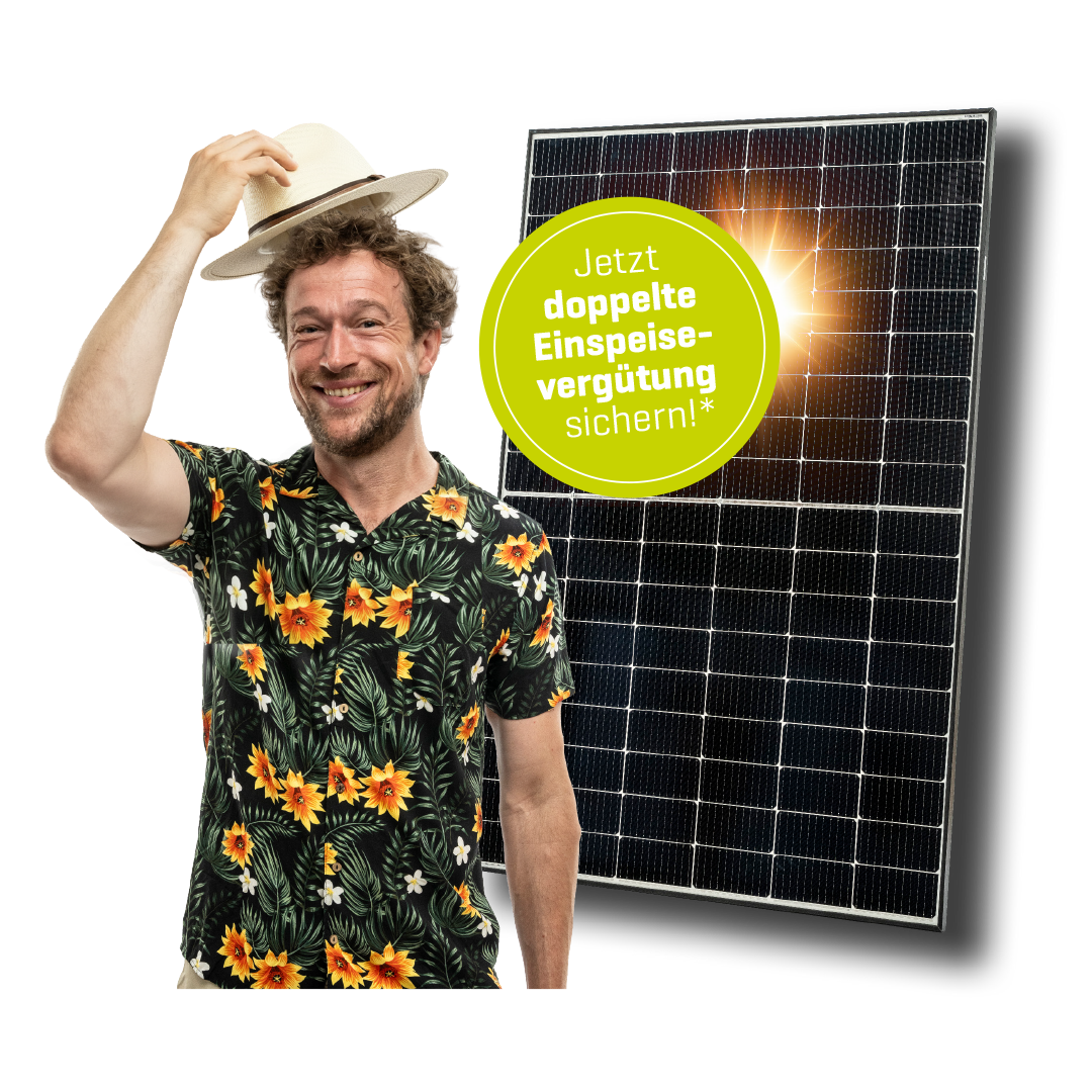 Mann mit Strohhut steht vor Solarmodul
