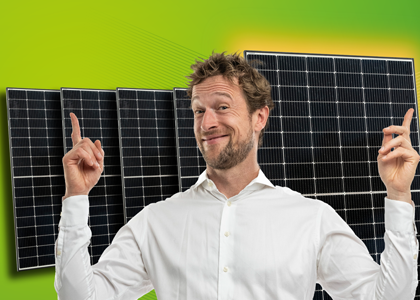 Mann zeigt auf Solarmodule