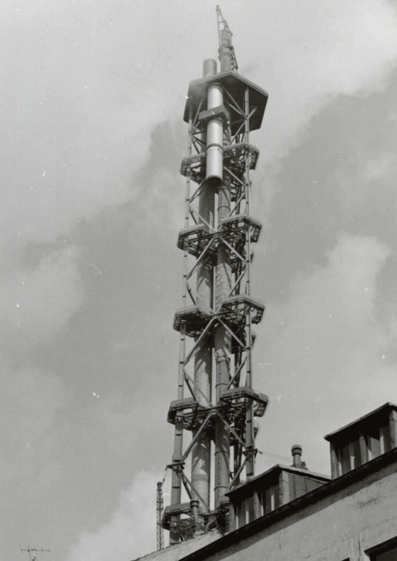 Der Turm erhält Abgasrohre