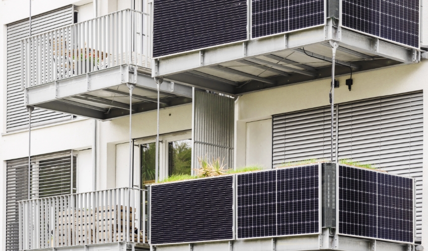 Bild von Solarmodulen an einem Balkon