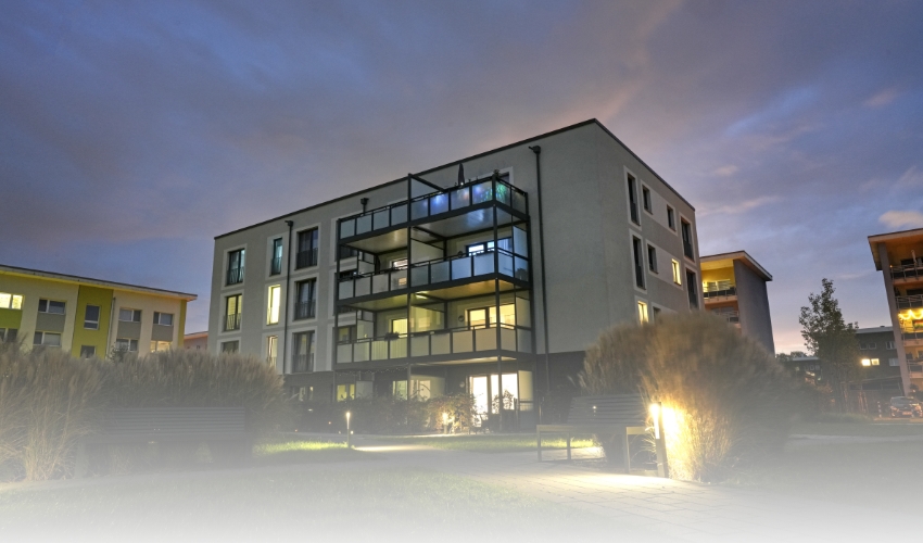 Bild Wohnhaus bei Nacht