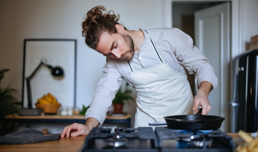 Man kocht an Gasherd