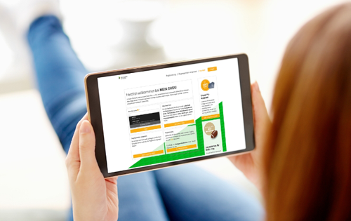 Frau ruft das Portal auf dem Tablet auf