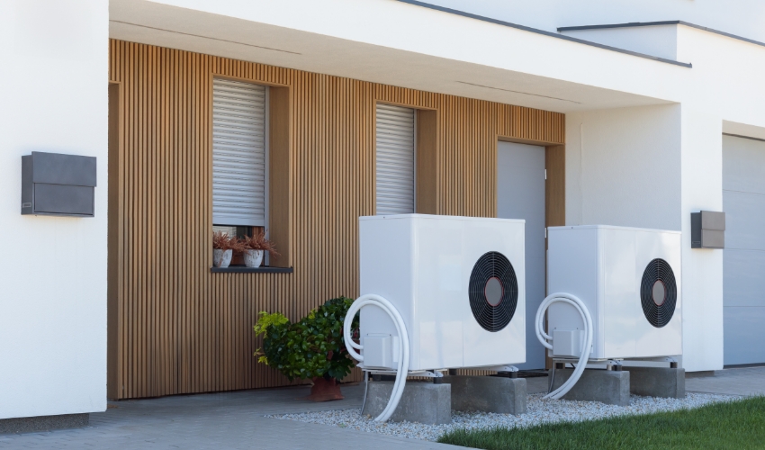 Zwei Wärmepumpen vor modernem Haus